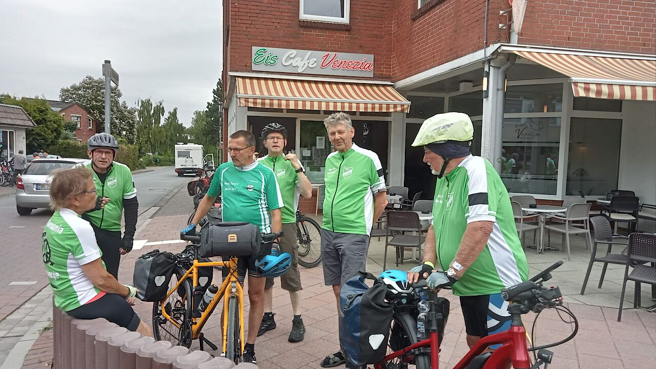 vor der Eisdiele Bederkesa